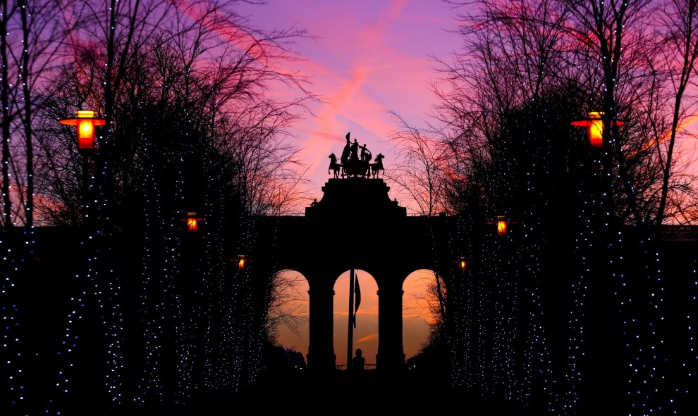 Amanecer en Bruselas. Arco del Cincuentenario, erigido para celebrar el 50 aniversario de la independencia de Bélgica. REUTERS/Yves Herman