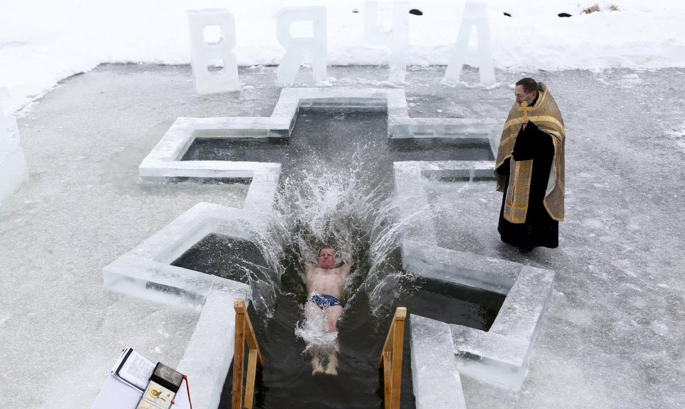 Un hombre se sumerge en un lago de agua congelada para celebrar la Epifanía ortodoxa a las afueras de la ciudad de Minsk. REUTERS/Vasily Fedosenko