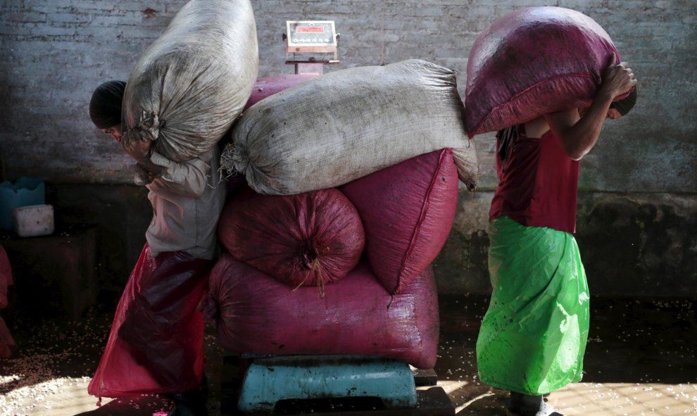 Unos trabajadores transportan sacos de granos de café a un almacén en la granja Nogales, en Jinotega (Nicaragua). REUTERS/Oswaldo Rivas