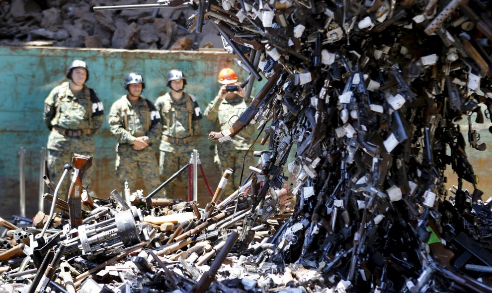 Armas confiscadas colgadas de un imán antes de ser destruidos en una fundición en Santiago, Chile. Cerca de 13.000 armas de fuego fueron destruidas como parte de un programa de control de armas del Gobierno. REUTERS/Ivan Alvarado