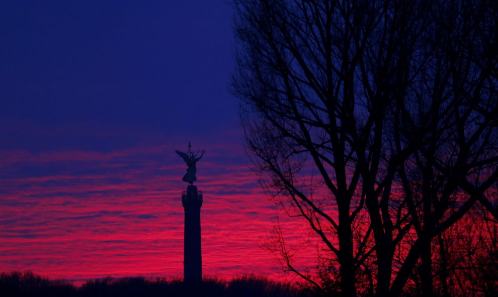 Así amanecía Berlín este martes. Monumento de la victoria dorada, Berlín. REUTERS/Pawel Kopczynski