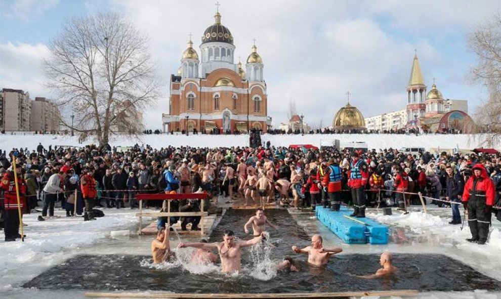 Cristianos ortodoxos se sumergen en agua helada durante las celebraciones de la Epifanía en Kiev, Ucrania. EFE/Sergey Dolzhenko