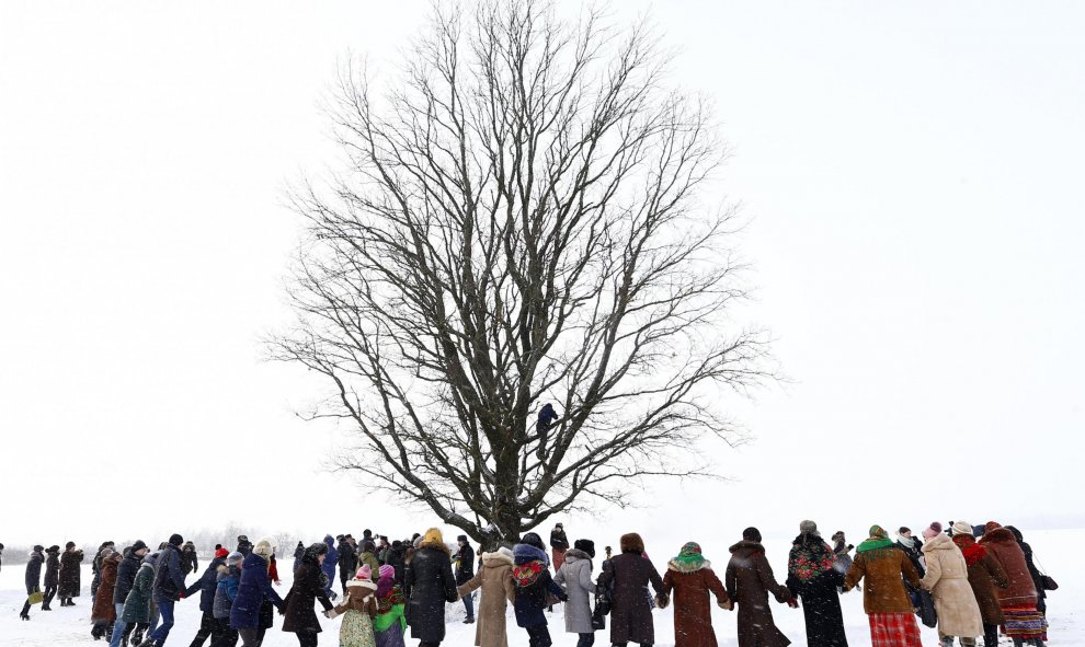 Varios vecinos participan en la celebración de Kolyada en el pueblo de Martsiyanauka, Bielorrusia, 21 de enero de 2016. Los residentes locales celebran el final de unas vacaciones paganas de invierno, que a lo largo de los siglos se ha fusionado con la ce
