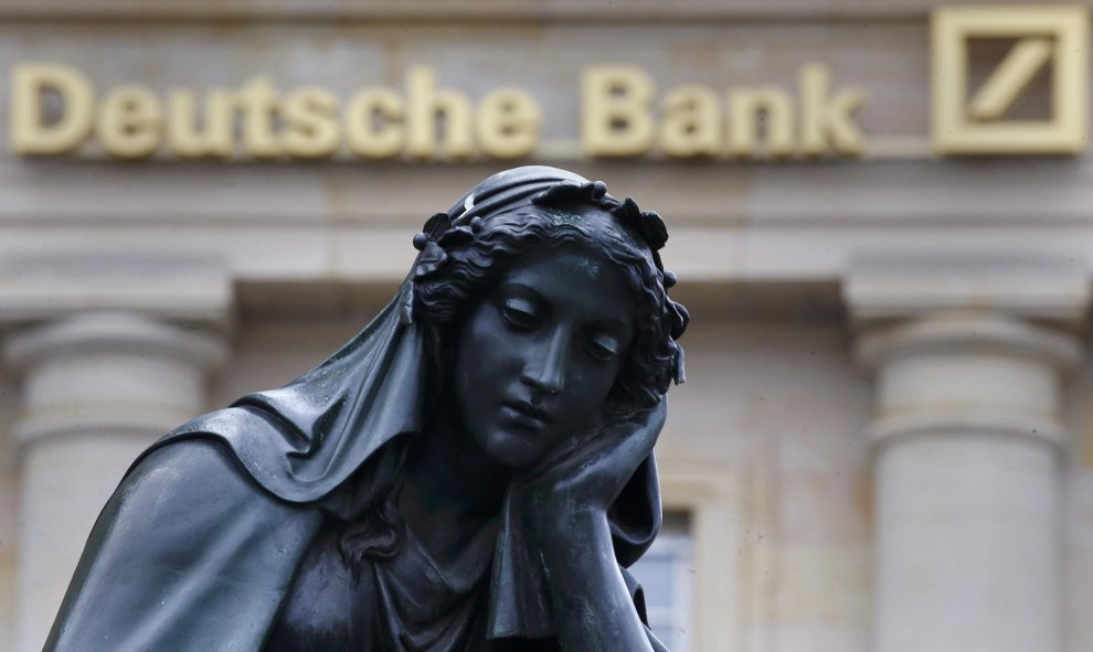 Una estatua junto del logo de Deutsche Bank de Alemania en Frankfurt. REUTERS/Kai Pfaffenbach