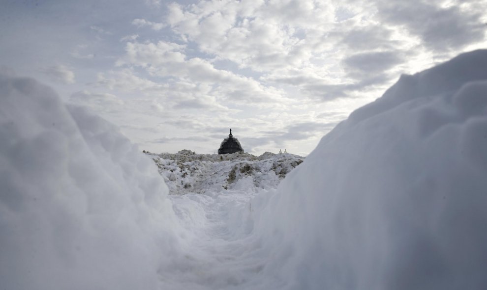 La cúpula del Capitolio se puede ver tras los montones de nieve retirados de las áreas de estacionamiento y paseos alrededor de los jardines de en Washington. REUTERS/Jonathan Ernst