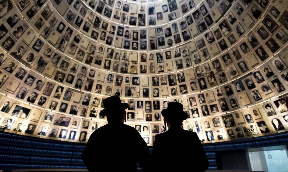 Dos hombres visitan "La Sala de los Nombres" del Memorial del Holocausto Yad Vashem en Jerusalén. EFE/Abir Sulta