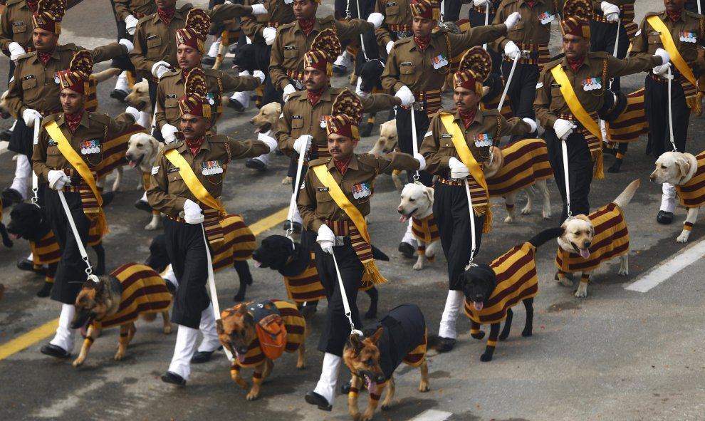 Los soldados del ejército de la India marchan con sus perros durante el desfile del Día de la República en Nueva Delhi, India. REUTERS/Adnan Abidi