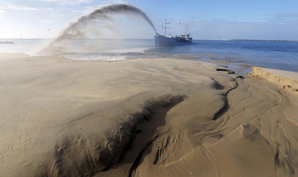 Un arco se forma de arena formado desde el barco "Cotes de Bretagne" en la playa de Le Pyla en la costa atlántica cerca de Arcachon, Francias. REUTERS/Regis Duvignau