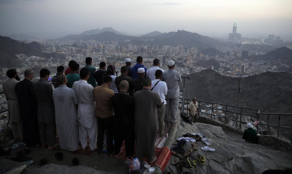 Unos musulmanes rezan en la parte más alta del Monte Al-Noor durante el cumpleaños del Profeta Mohammad. REUTERS/Amr Abdallah Dalsh