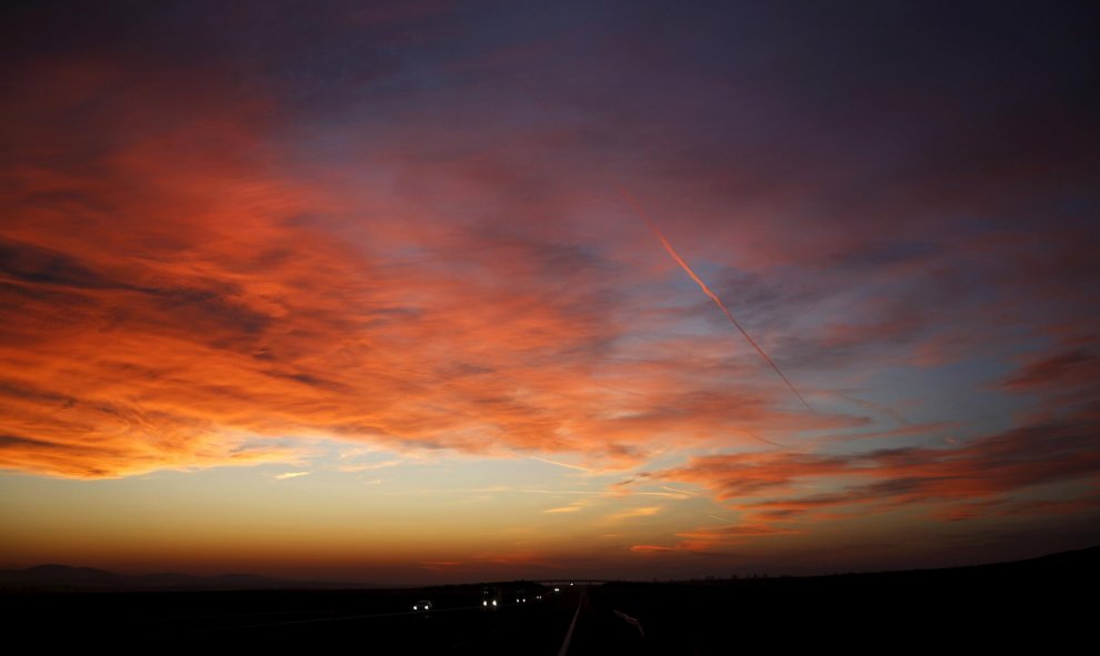 La puesta de sol en Stara Zagora, Bulgaria, 3 de febrero de 2016. REUTERS / Stoyan Nenov