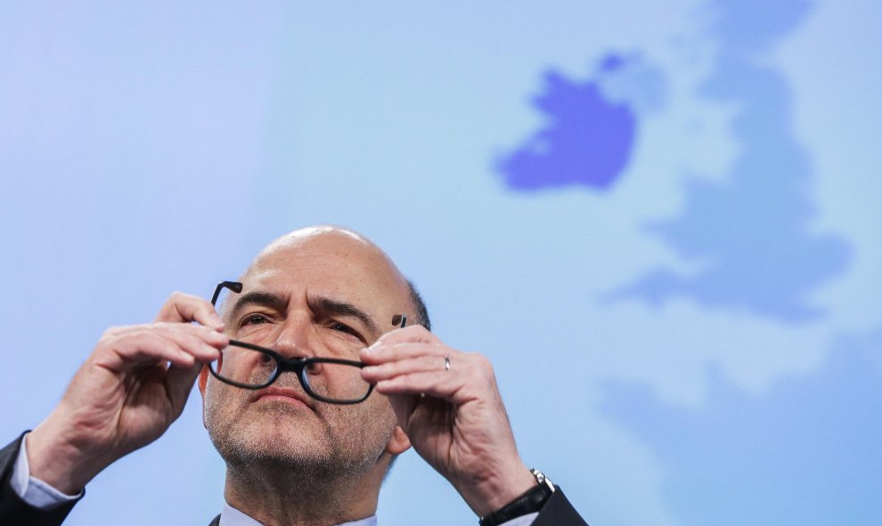 Pierre Moscovici, comisario europeo de Asuntos Económicos y Financieros, presenta las previsiones económicas de invierno de la UE durante una rueda de prensa en la sede de la Comisión Europea en Bruselas, Bélgica 4 de febrero de 2016. REUTERS / Yves Herma