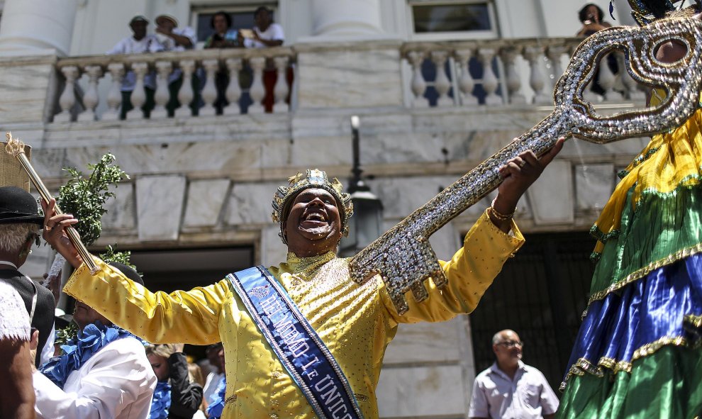 El 'Rey Momo' del Carnaval de Río de Janeiro levanta la llave de la ciudad tras recibirla de manos del alcalde de la ciudad, Eduardo Paes, lo que representa la apertura oficial del evento. EFE/Antonio Lacerda