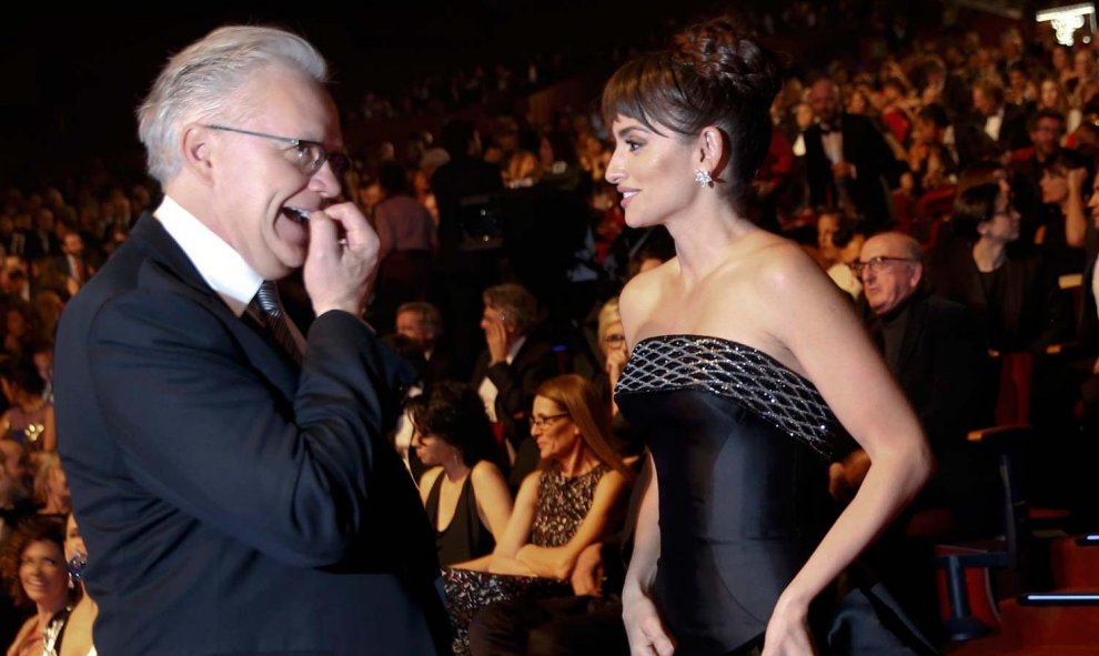 Entre 'Oscars' anda el juego. Tim Robbins y Penelope Cruz, dos actores que lo han ganado, conversan antes del inicio de la gala. / JAVIER BARBANCHO (REUTERS)