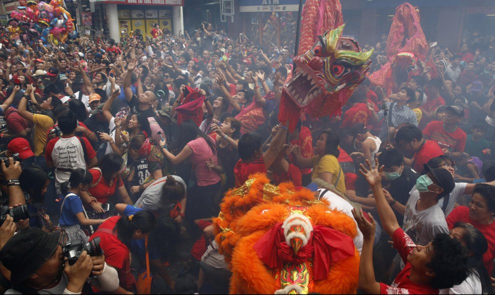 Los asistentes a la celebración del Año Nuevo también forman patre de la actuación, Manila (Islas Filipinas). REUTERS/Erik De Castro