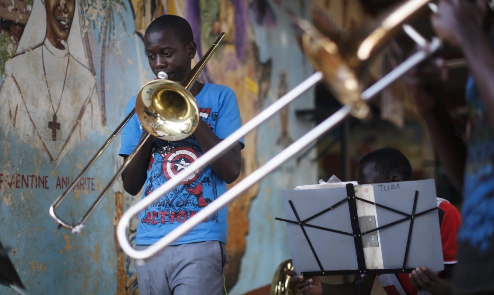 Un miembro de la joven orquesta 'Ghetto Classics' toca trombón durante un ensayo semanal en la iglesia católica de San Juan dentro del suburbio de Korogocho, en Nairobi, Kenia. EFE/Dai Kurokawa