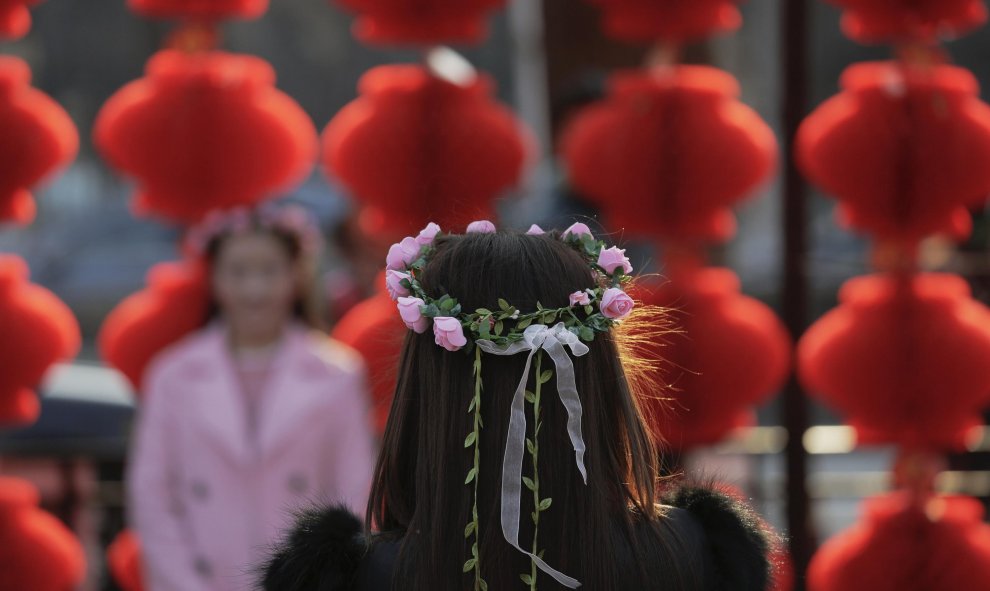 Una mujer en el parque Longtan durante la celebración del Año Nuevo Lunar chino en Pekín. REUTERS/Damir Sagolj