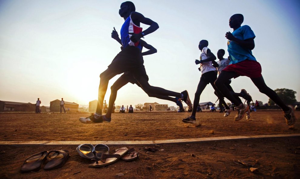 Corredores de Sudán del Sur, seleccionados por la Federación Atlética de Sudán del Sur, entrenan en la pista de atletismo de Buluk en Juba, el 10 de febrero de 2016./AFP
