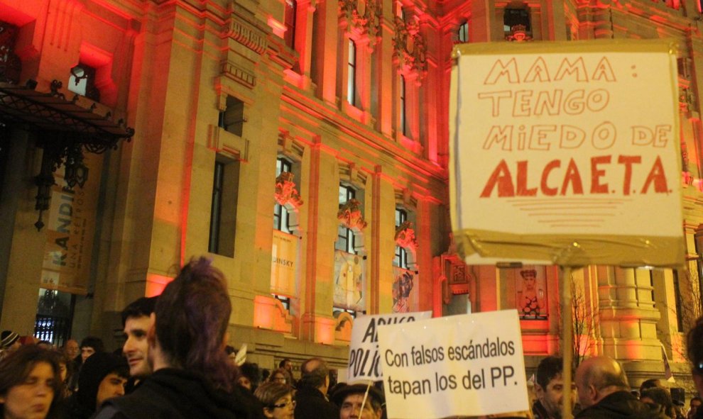 Pancartas en la concentración en el centro de Madrid en apoyo a los titiriteros encarcelados durante cinco días.