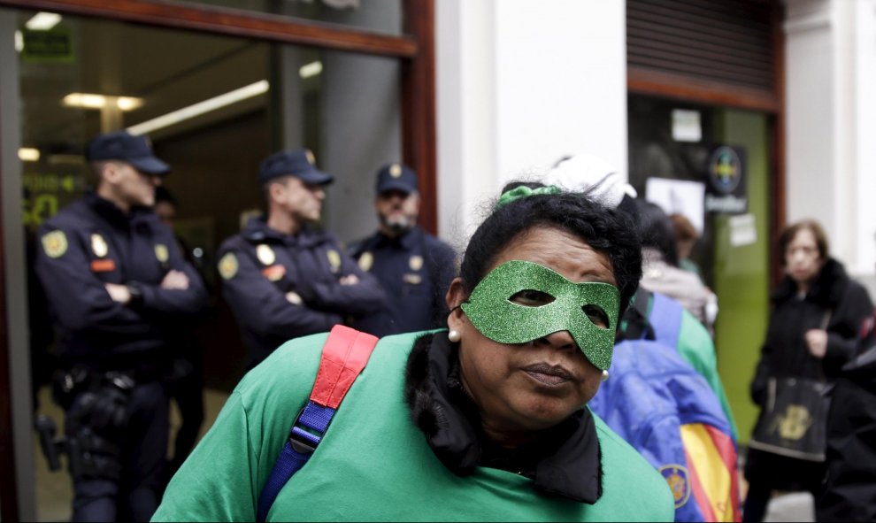 Un activista con una máscara durante una protesta contra los desahucios en Madrid una sucursal bancaria de Bankia. REUTERS/Andrea Comas