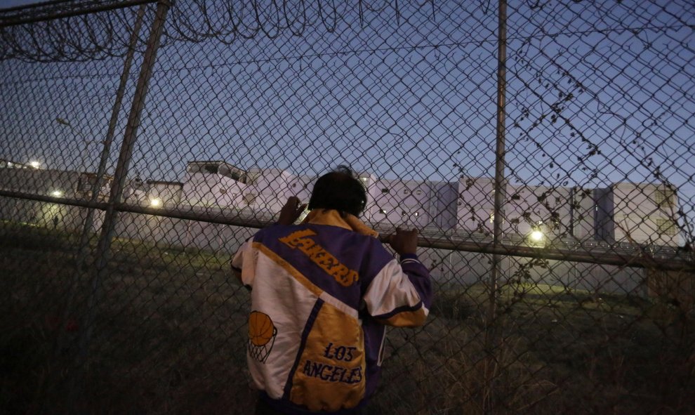 Familiar de un preso permanece fuera de la prisión de Topo Chico en Monterrey, tras el motín en el que han resultado muertas decenas de personas. REUTERS/Daniel Becerril