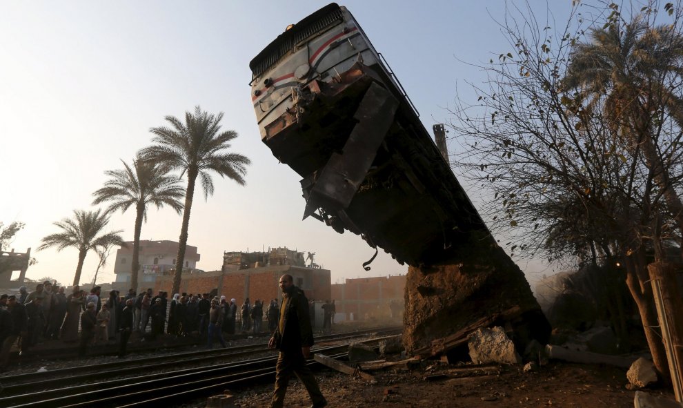 Una multitud observa los restos tras un choque de trenes en Beni Suef, al sur de El Cairo. REUTERS/Mohamed Abd
