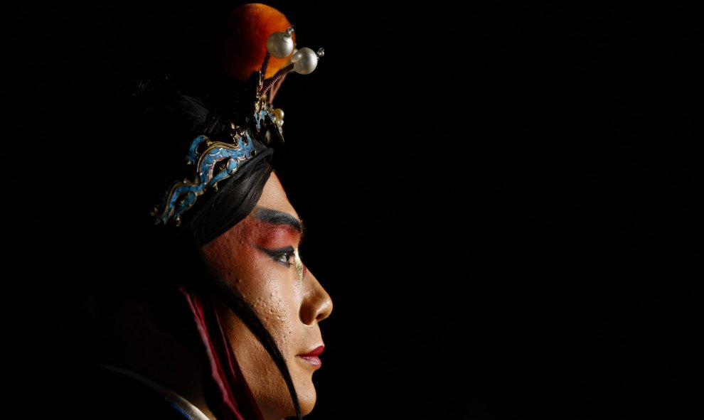 Un actor chino se prepara para entrar en el escenario durante una actuación sobre el personaje del Rey Mono en un teatro de Pekín. EFE/Rolex Dela Pena