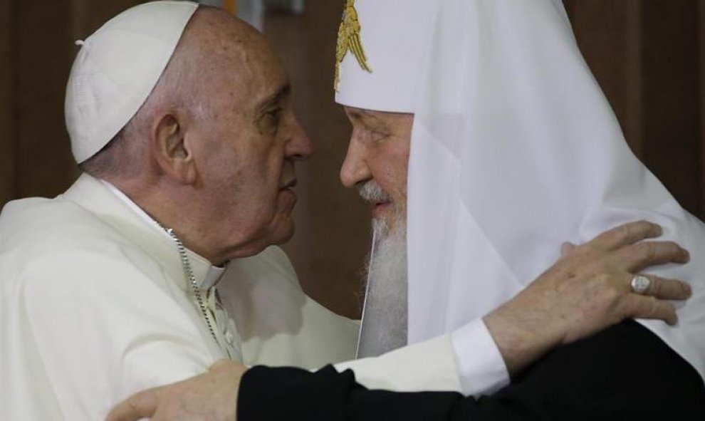 El abrazo histórico entre el Papa y el Patriarca Kirill, de la Iglesia Ortodoxa, en Cuba, en la escala de Francisco camino a México. EFE/Gregorio Borgia