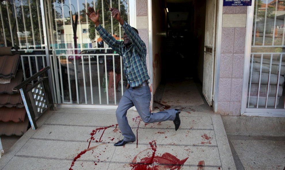 Un manifestante reacciona tras ver a otro manifestante muerto en Kampala, Uganda, 15 de febrero de 2016. REUTERS / Goran Tomasevic