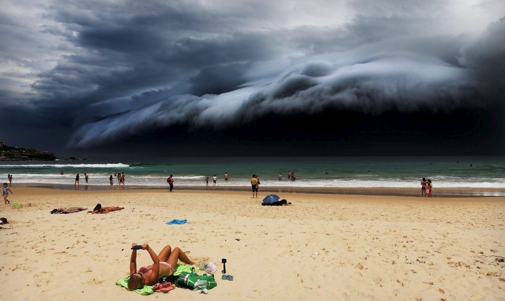 Mejor foto de la sección de Naturaleza: 'Tormenta frente a la playa de Bondi' de Rohan Kelly. REUTERS