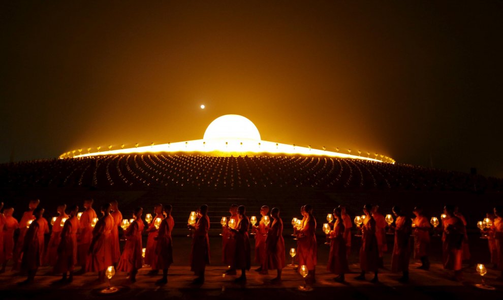 Monjes budistas rezan en el templo de Wat Phra Dhammakaya durante una ceremonia el Día de Magha Bucha en la provincia de Pathum Thani, al norte de Bangkok. REUTERS/Jorge Silva