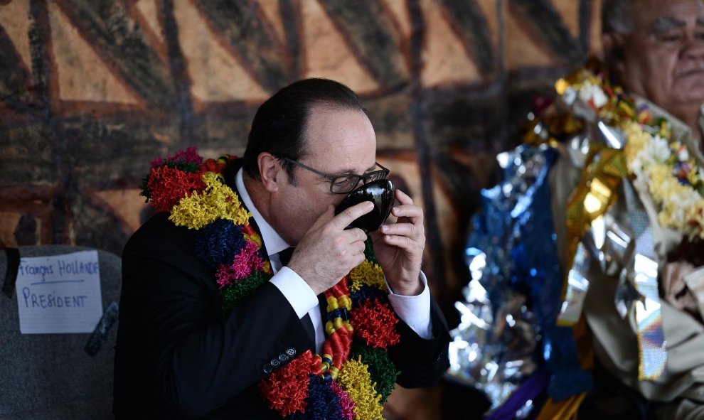 El presidente francés, Francois Hollande Kava durante una ceremonia la isla de Wallis, en el océano Pacífico. STEPHANE DE SAKUTIN/AFP