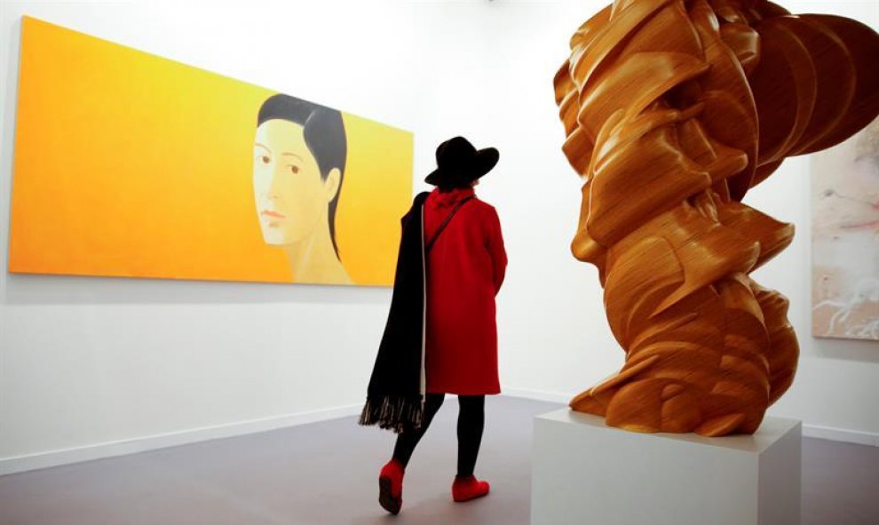 Una persona pasa junto a la obra 'Marisa' (2015), de Alex Katz, en el estand de la Galería Thaddaeus Ropac, de París (Francia), dentro de la Feria Internacional de Arte Contemporáneo, ARCO 2016. EFE/Juan Carlos Hidalgo