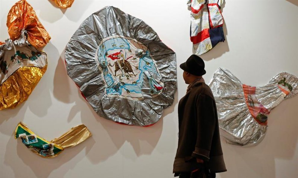 Una persona observa la obra 'Souvenirs 2002' de Ariadna Pastoril, en el estand de la Galería Document Art, de Buenos Aires (Argentina), dentro de la Feria Internacional de Arte Contemporáneo, ARCO 2016. EFE/Juan Carlos Hidalgo