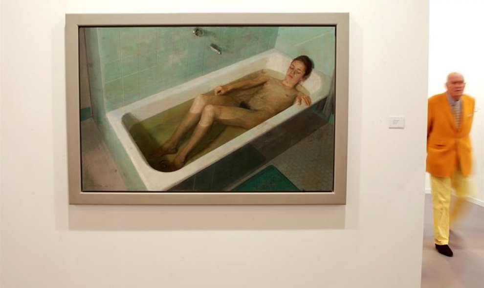 Un hombre pasa junto a 'Mujer en la bañera, 1968', de Antonio López, una obra que la madrileña Galería Marlborough expone en la Feria Internacional de Arte Contemporáneo, ARCO 2016. EFE/Juan Carlos Hidalgo