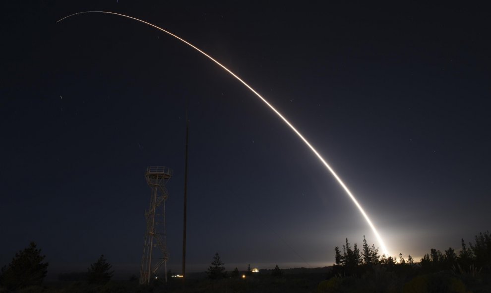 Un misil balístico intercontinental desarmado es lanzado durante una prueba de la Base Aérea de Vandenberg en California. REUTERS/Ian Dudley