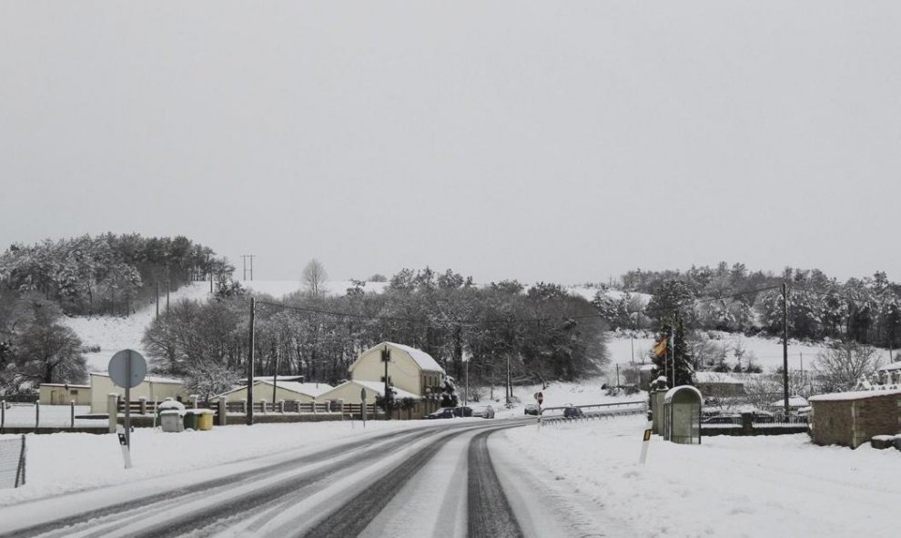 Galicia se encuentra en situación de alerta este fin de semana dominada por el frío polar ante el aviso de nieve, que podría ser de hasta 20 centímetros en zonas montañosas. En la imagen, la N-525 a su paso por Lalín. EFE/Seixas