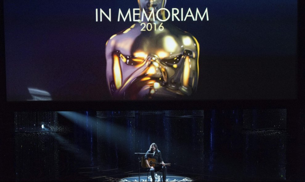 El músico estadounidense Dave Grohl toca la canción "Blackbird" durante el recuerdo a los fallecidos realizado en la 88ª edición de la ceremonia de los Óscar.- EFE