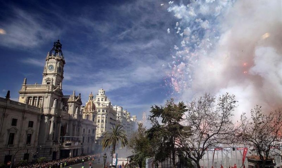 El Ayuntamiento de Valencia ha disparado este mediodía una mascletà especial, en la plaza del Ayuntamiento de Valencia, para promover y apoyar la candidatura de las Fallas a Patrimonio Inmaterial de la Humanidad de la Unesco. EFE/Manuel Bruque