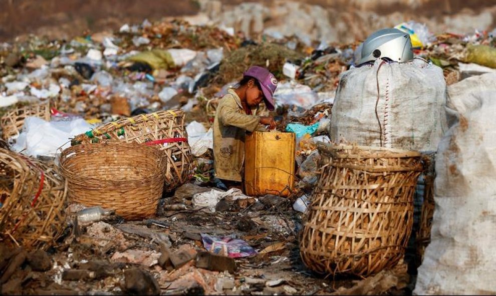 Un niño recoge basura en un vertedero gigante a las afueras de Naypyidaw, capital de Birmania. EFE/Lynn Bo Bo