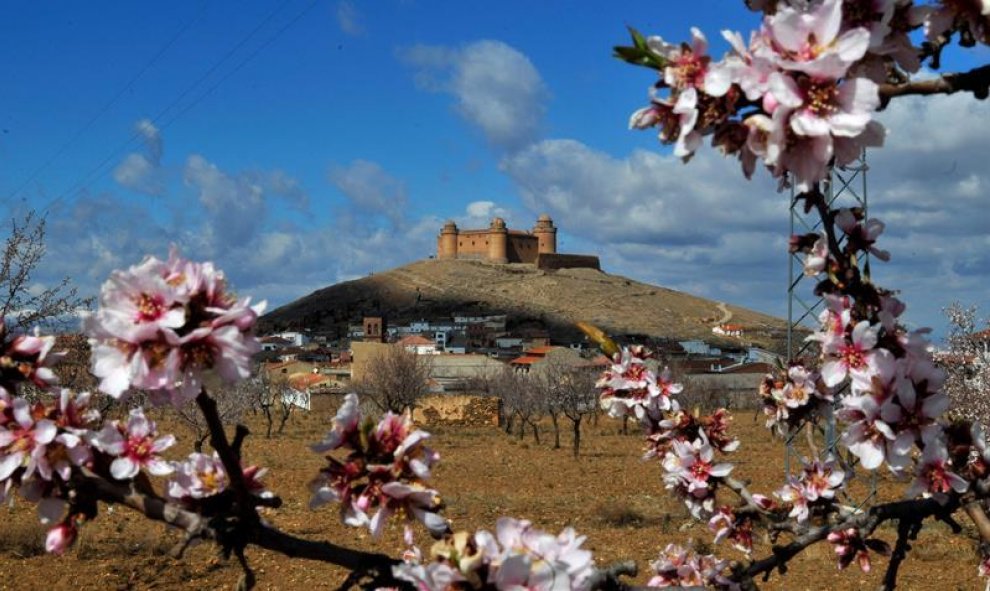 Vista del Castillo de La Calahorra, un monumento privado y protegido que recibe unas 15.000 visitas anuales con su apertura solo una vez a la semana y que condiciona mucho más que la estampa del pueblo. EFE/Miguel Angel Molina