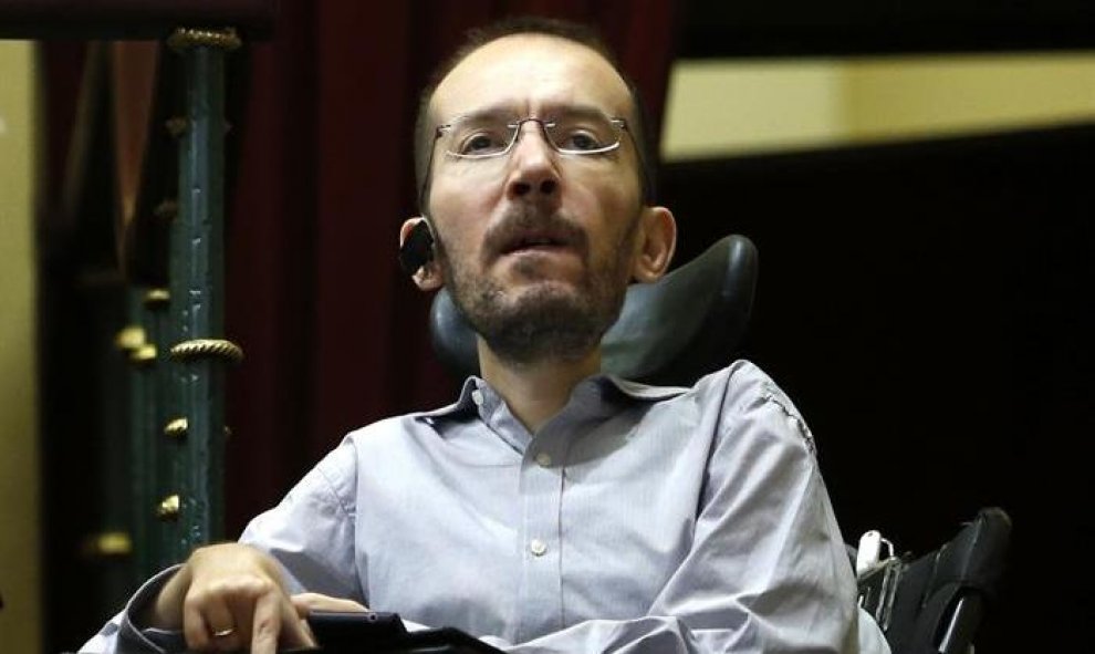 El secretario general y candidato de Podemos en Aragón, Pablo Echenique, asiste desde la tribuna de invitados a la segunda sesión del debate de investidura. EFE/Chema Moya