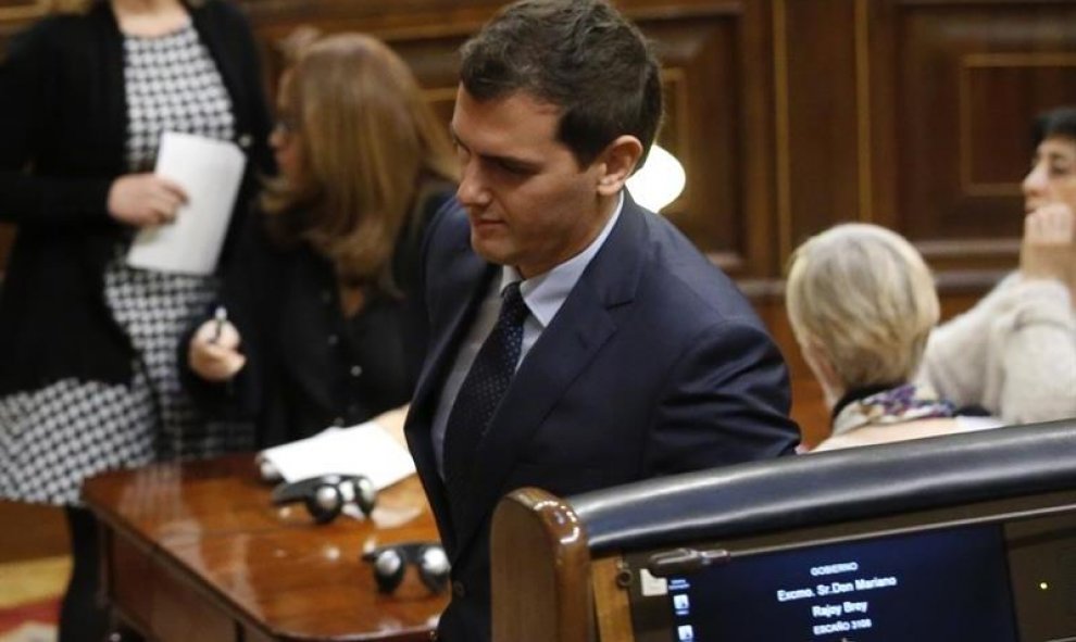 El líder de Ciudadanos, Albert Rivera, pasa ante el escaño de Mariano Rajoy momentos antes de su intervención. EFE/Chema Moya