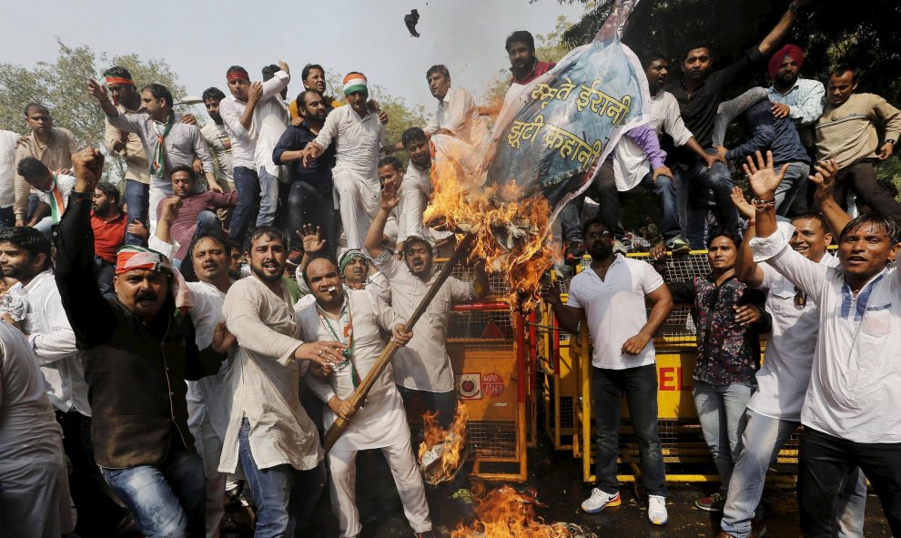 Manifestantes del Congreso Juvenil de India (CIJ) queman una efigie del ministro de Educación indio Smriti Irani en una marcha cerca del Parlamento en Nueva Delhi. Cientos de activistas se reunieron para protestar y expresar la solidaridad de Rohith Vemul