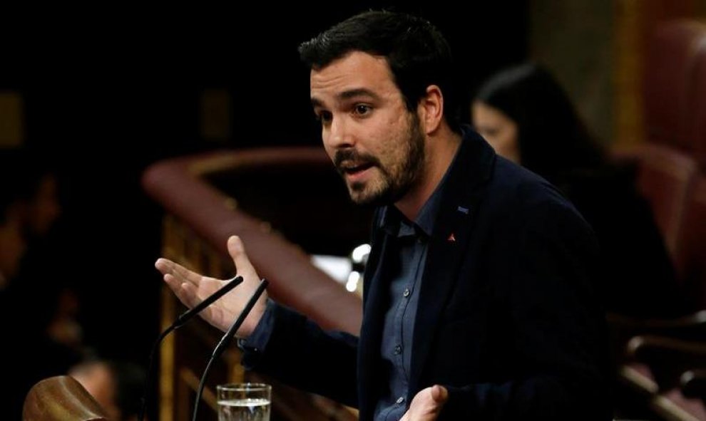 El portavoz de IU, Alberto Garzón, durante su intervención en la sesión de la tarde de la segunda jornada del debate de investidura del secretario general del PSOE, Pedro Sánchez, que se celebra en el Congreso de los Diputados. EFE/J.J. Guillén