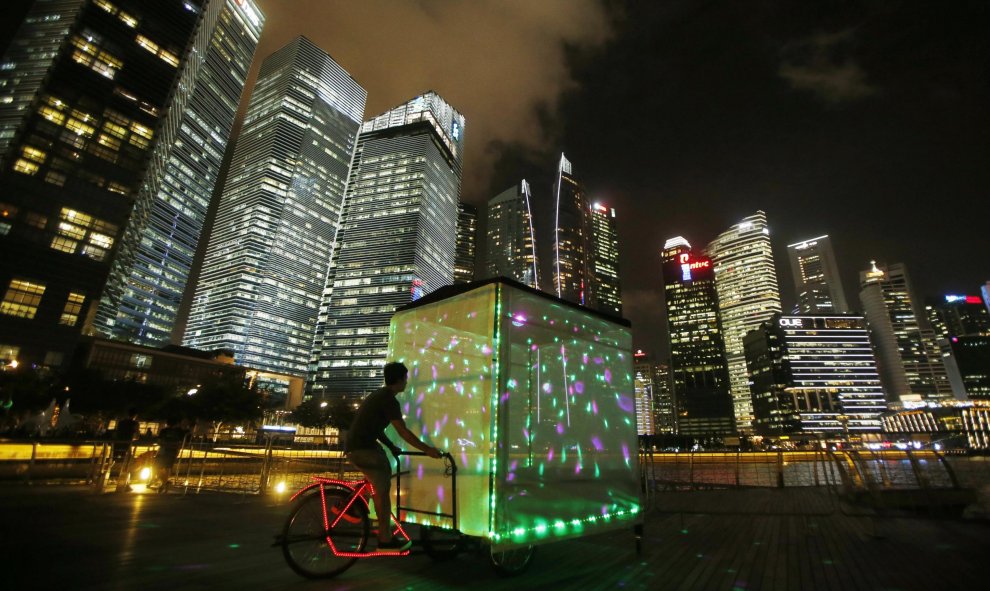 El artista de Singapur Hafiz Osman monta en su obra que consiste en una bicicleta y un refugio temporal titulada "casa de ciclo", en el festival de Luz Marina Bay en Singapur, 2 de marzo de 2016. REUTERS / Edgar Su