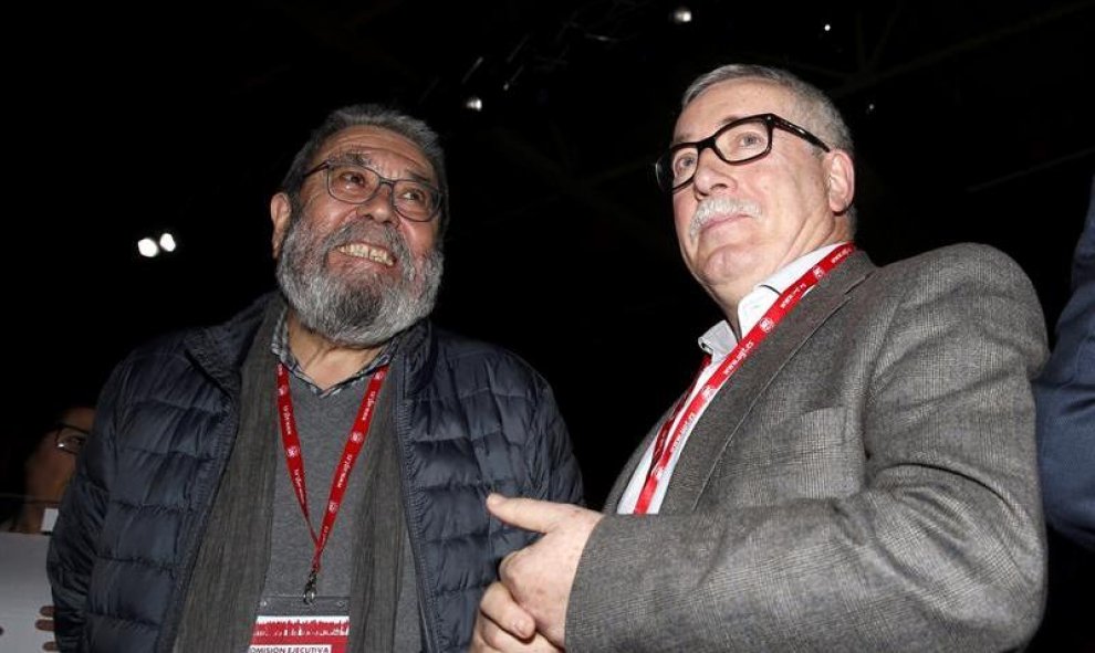 Los secretarios generales de UGT, Cándido Méndez (i), y de CCOO, Ignacio Fernández Toxo, antes de la apertura del 42 Congreso Confederal de UGT hoy en Madrid. EFE/Kiko Huesca