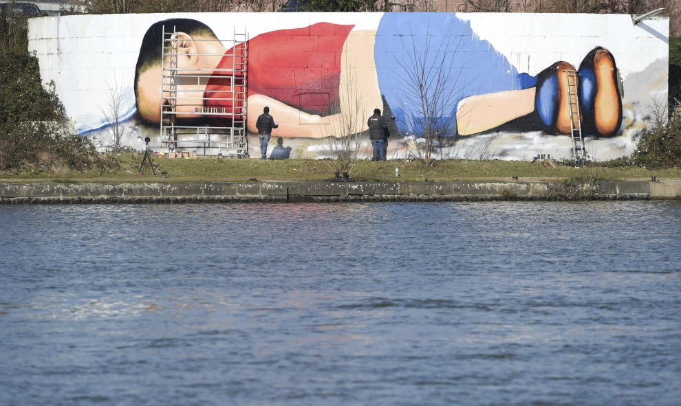 La fotografía de Nilüfer Demir del cuerpo sin vida de Aylan Kurdi sirve como plantilla para el graffiti de los artistas Justus Becker y Oguz Sen en el puerto de Fráncfort, Alemania, el 9 de marzo del 2016. EFE/Arne Dedert