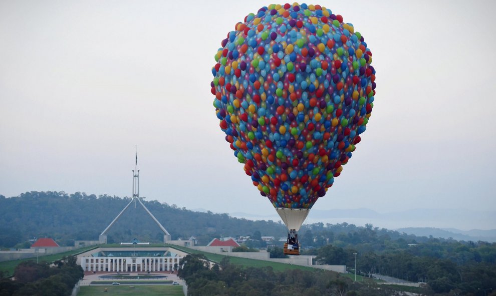 Un globo aerostático vuela cerca del Parlamento de Australia en Canberra, durante el 30 aniversario del festival Canberra's Balloon Spectacular. REUTERS/Lukas Coch