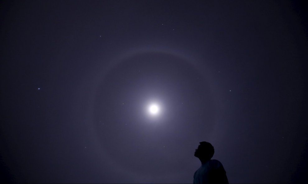 Un hombre mira un halo lunar sobre el cielo de Katmandú. REUTERS/Navesh Chitrakar