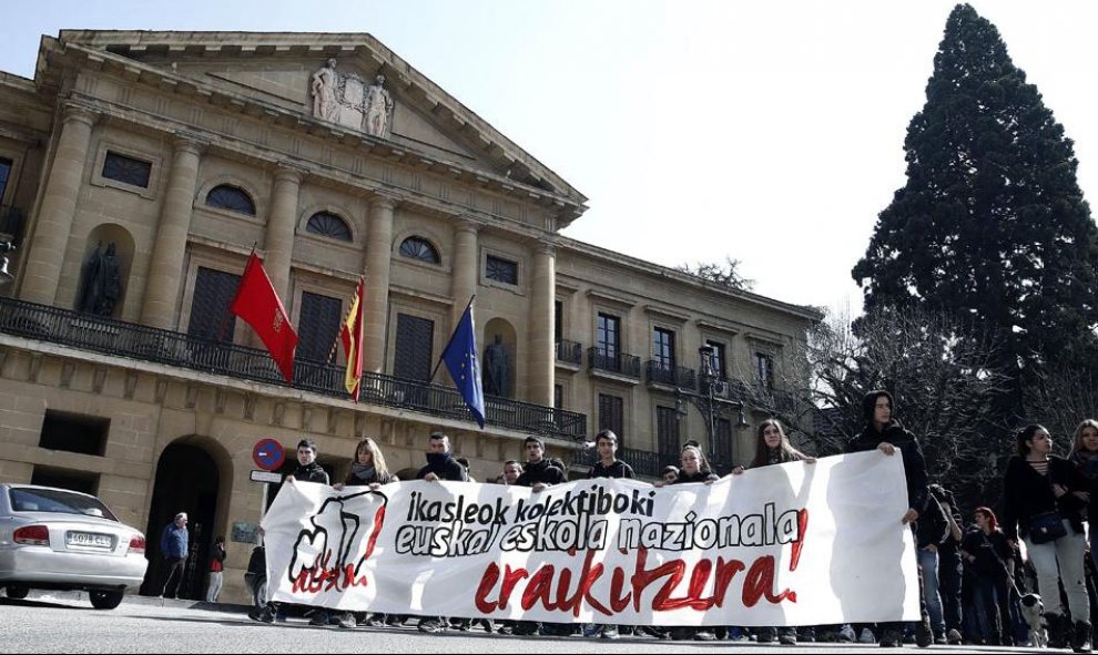 Cientos de estudiantes avanzan por la avenida del Ejercito de Pamplona durante la manifestación convocada hoy por Ikasle Abertzaleak contra las tasas y el modelo 3 para las universidades. EFE/Jesús Diges